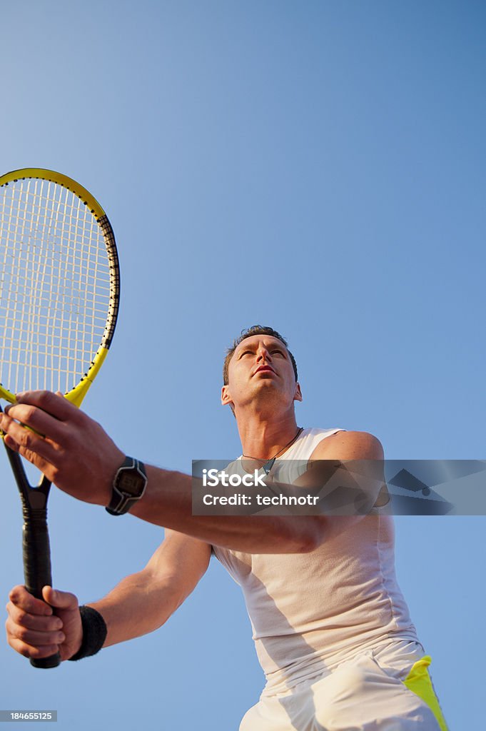 Jogador de tênis no serviço - Foto de stock de Tênis - Esporte de Raquete royalty-free