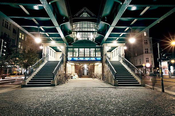 ночь картина в берлине станция метро - nobody subway station subway train underground стоковые фото и изображения