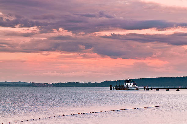 puesta de sol sobre el lago - bracciano fotografías e imágenes de stock