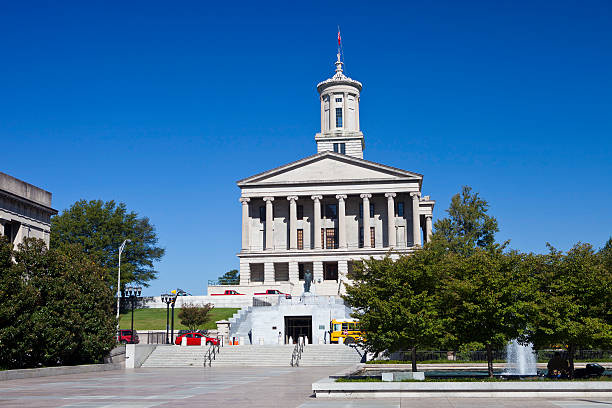 capitólio do estado do tennessee edifício em nashville - nashville tennessee state capitol building federal building imagens e fotografias de stock