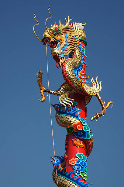 dragon im chinesischen tempel, vertikal - dragon china singapore temple stock-fotos und bilder