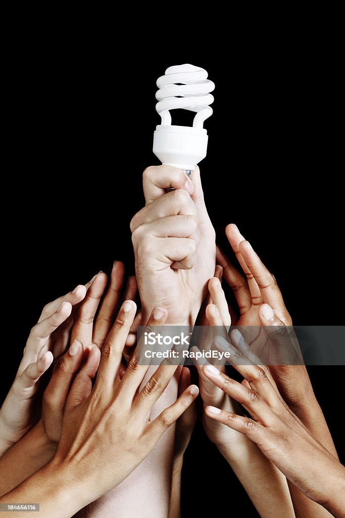 Wiele ręce Sięganie na biały kompaktowe fluorescencyjne żarówki - Zbiór zdjęć royalty-free (Trzymać w górze)