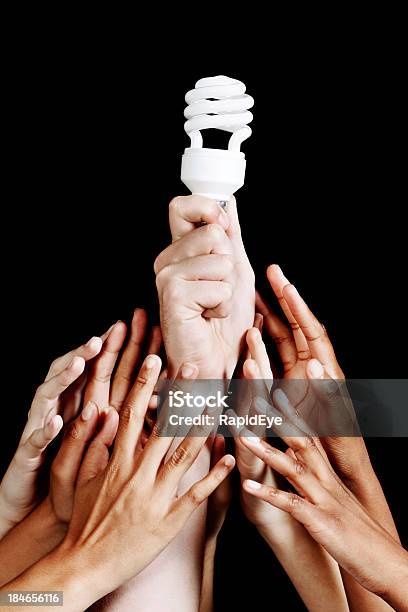 Muitas Mãos Atingindo Para Branco Lâmpada Fluorescente Compacta Luz - Fotografias de stock e mais imagens de Lâmpada