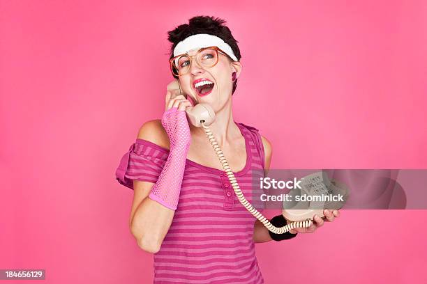 80 S Geeky Frau Spricht Am Telefon Stockfoto und mehr Bilder von 1980-1989 - 1980-1989, Telefon, Altertümlich