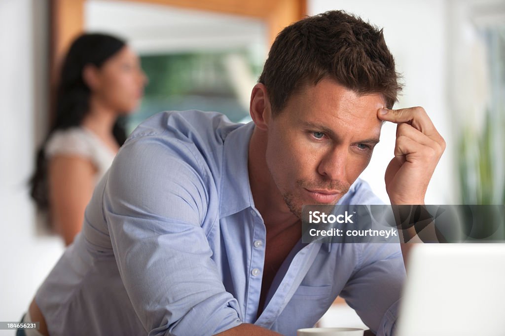 Расстроен человек, глядя на экран компьютера - Стоковые фото Фрустрация роялти-фри