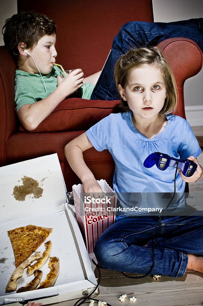 Irmão e irmã dependência para TV e Junk Food - Royalty-free Comer Foto de stock