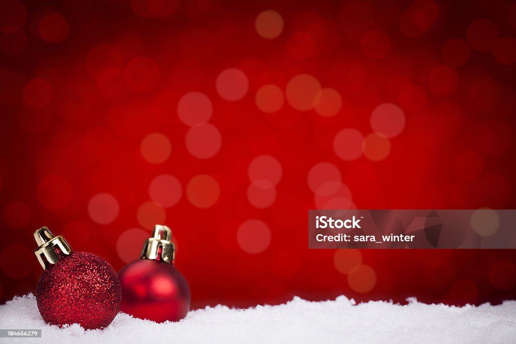 Rote Weihnachts-Kugeln im Schnee mit einem roten Hintergrund - Lizenzfrei Bildhintergrund Stock-Foto