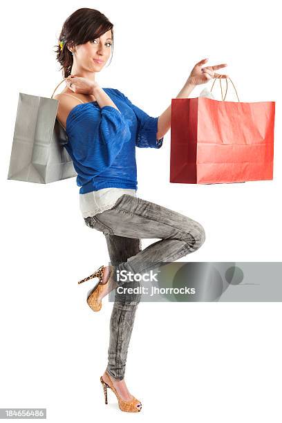 Attraktive Junge Frau Mit Einkaufstüten Stockfoto und mehr Bilder von Attraktive Frau - Attraktive Frau, Auf einem Bein, Blau
