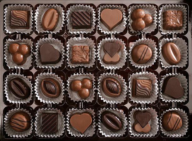 шоколадный - chocolate chocolate candy dark chocolate directly above стоковые фото и изображения