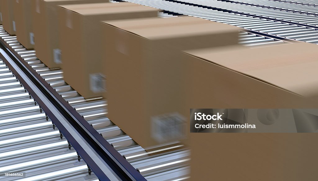 Box на Conveyer ремень - Стоковые фото Деревянный ящик роялти-фри