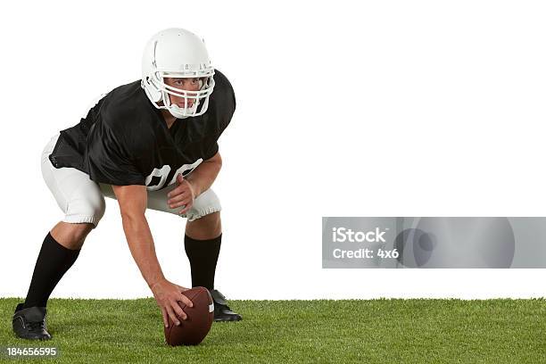 Foto de Jogador De Futebol De Colocar A Bola Na Playfield e mais fotos de stock de Adulto - Adulto, Agachando-se, Agilidade