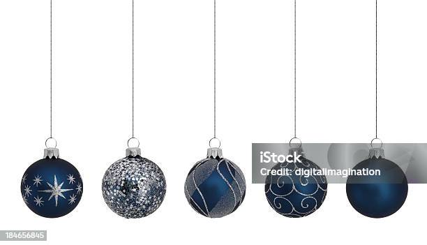 Foto de Decorações Comuns De Natal e mais fotos de stock de Azul - Azul, Bola de Árvore de Natal, Branco