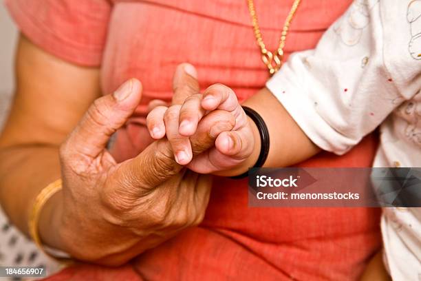 Foto de O Apoio e mais fotos de stock de Agarrar - Agarrar, Avó, Bebê