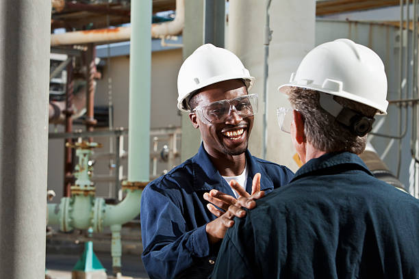 multirazziale lavoratori in pianta industriale di discussione - manufacturing occupation african descent refinery manual worker foto e immagini stock