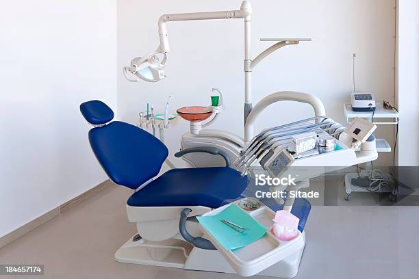 Dentistas Cadeira - Fotografias de stock e mais imagens de Cadeira de Dentista - Cadeira de Dentista, Deitar, Encostado