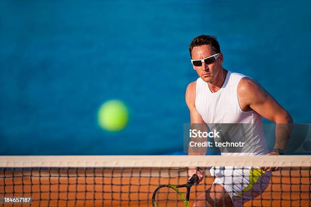 Tennisspieler In Aktion Stockfoto und mehr Bilder von 20-24 Jahre - 20-24 Jahre, Aktiver Lebensstil, Aktivitäten und Sport