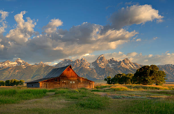 velho celeiro - teton range grand teton national park mountain rural scene imagens e fotografias de stock