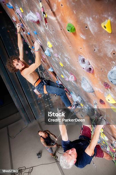 Gruppe Von Männern Verschiedene Altersgruppen In Der Kletterhalle Stockfoto und mehr Bilder von Alter Erwachsener