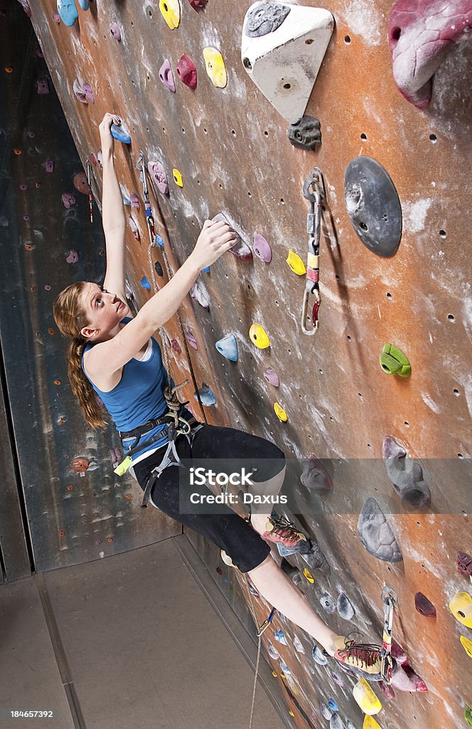 Menina adolescente escalada - Royalty-free Escalar Rochas Foto de stock