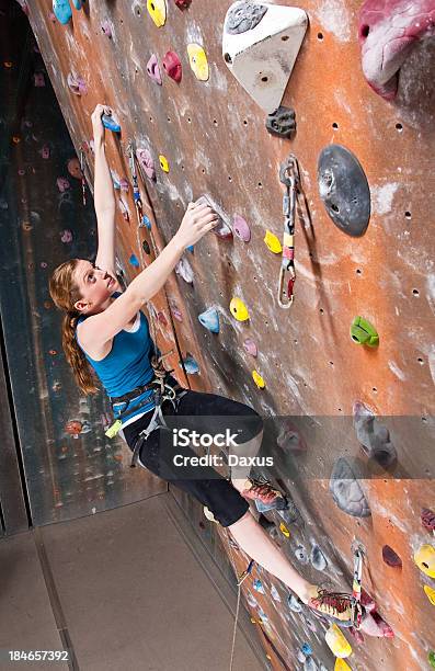 Menina Adolescente Escalada - Fotografias de stock e mais imagens de Escalar Rochas - Escalar Rochas, Interior, Adolescente