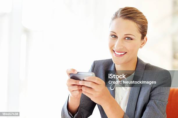 Geschäftsfrau Sms Auf Ein Cellphone Stockfoto und mehr Bilder von Am Telefon - Am Telefon, Anzug, Attraktive Frau