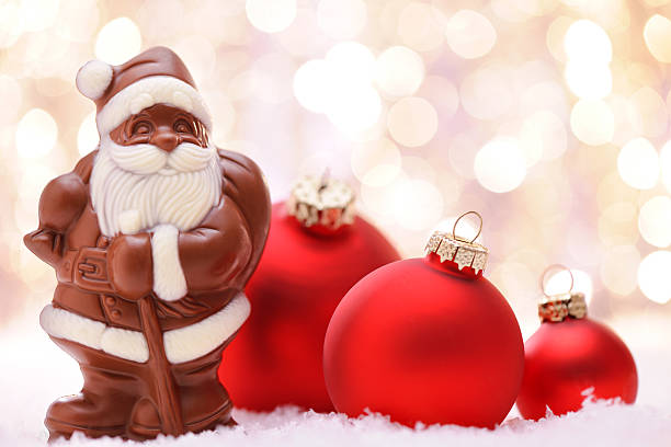 초콜릿 산따 및 레드 baubles - fake snow santa claus christmas christmas decoration 뉴스 사진 이미지