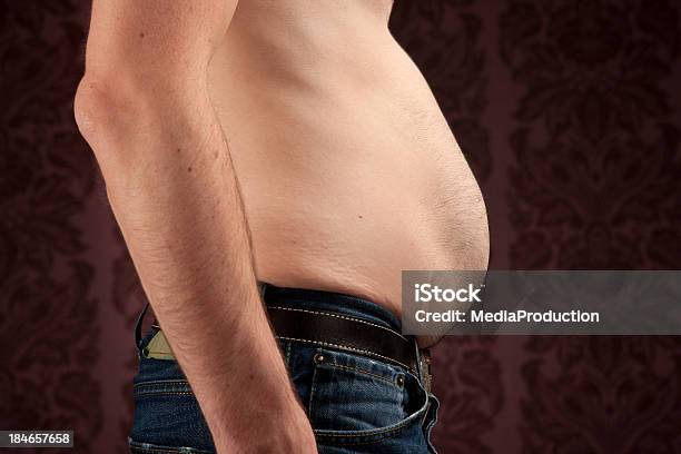 Schmale Mann Mit Einer Fett Bauch Stockfoto und mehr Bilder von Abnehmen - Abnehmen, Bauch, Bauchnabel