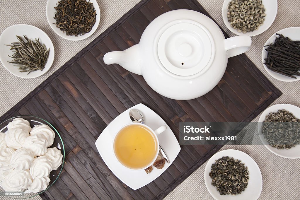 Травяной чай ceremony с некоторыми meringues на чашку - Стоковые фото Китайская растительная медицина роялти-фри