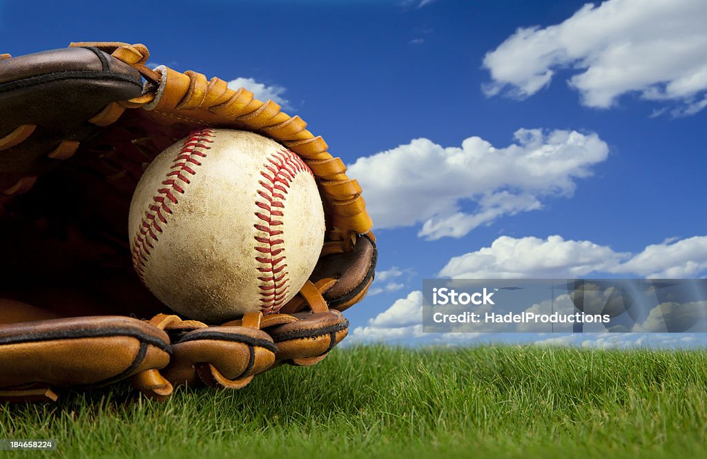 Бейсбол, перчатка на траве с Фон неба - Стоковые фото Infield роялти-фри