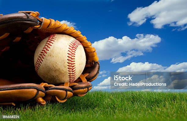 Бейсбол Перчатка На Траве С Фон Неба — стоковые фотографии и другие картинки Infield - Infield, Outfield, Американская культура