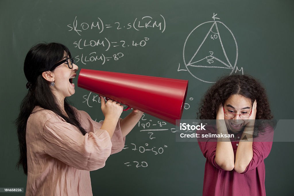Enseignant étudiant de nerd crier pour mathmatics - Photo de Enseignant libre de droits