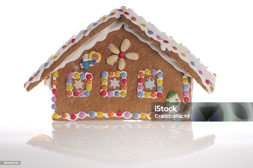 Casa de galleta de jengibre y caramelos coloridos fondo con reflectivo - Foto de stock de Arquitectura exterior libre de derechos