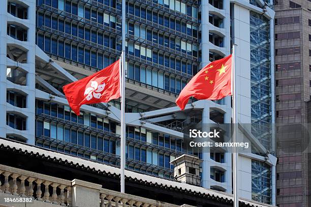 Bandeiras Da China E Hong Kong - Fotografias de stock e mais imagens de Alto - Descrição Física - Alto - Descrição Física, Ao Ar Livre, Arquitetura