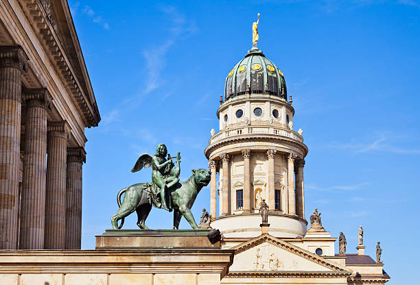 площадь жандарменмаркт из берлина, германия - berlin germany gendarmenmarkt schauspielhaus germany стоковые фото и изображения