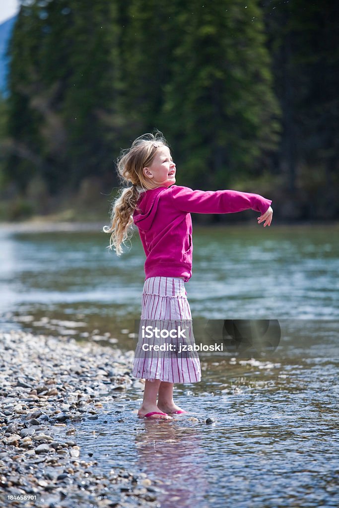 Mädchen werfen Steine - Lizenzfrei Aktivitäten und Sport Stock-Foto