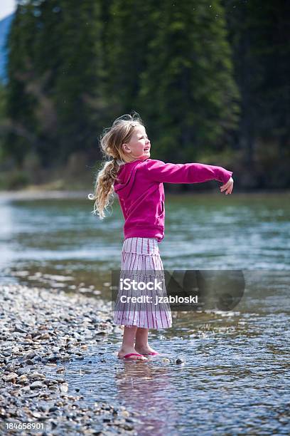 Mädchen Werfen Steine Stockfoto und mehr Bilder von Aktivitäten und Sport - Aktivitäten und Sport, Entspannung, Europäischer Abstammung