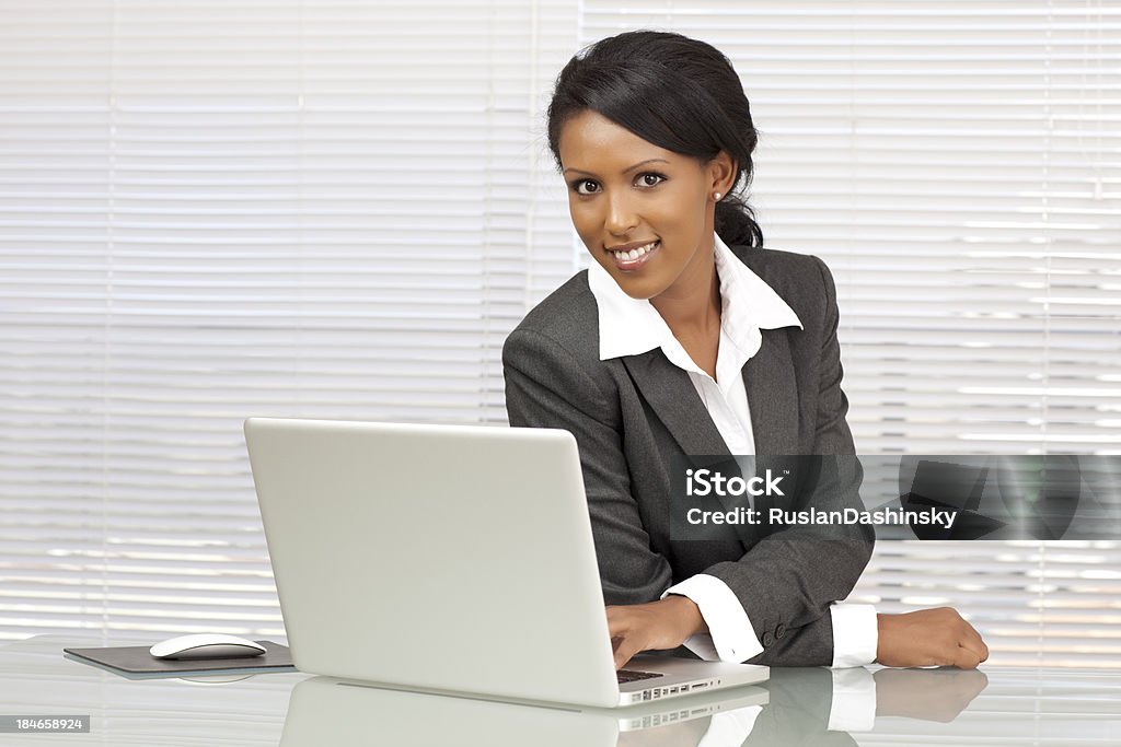 ビジネスの女性をオフィスでコンピューター - アフリカ系アメリカ人のロイヤリティフリーストックフォト