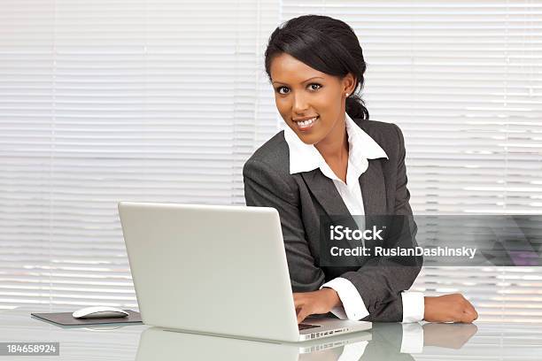 ビジネスの女性をオフィスでコンピューター - アフリカ系アメリカ人のストックフォトや画像を多数ご用意 - アフリカ系アメリカ人, サービス, ビジネス