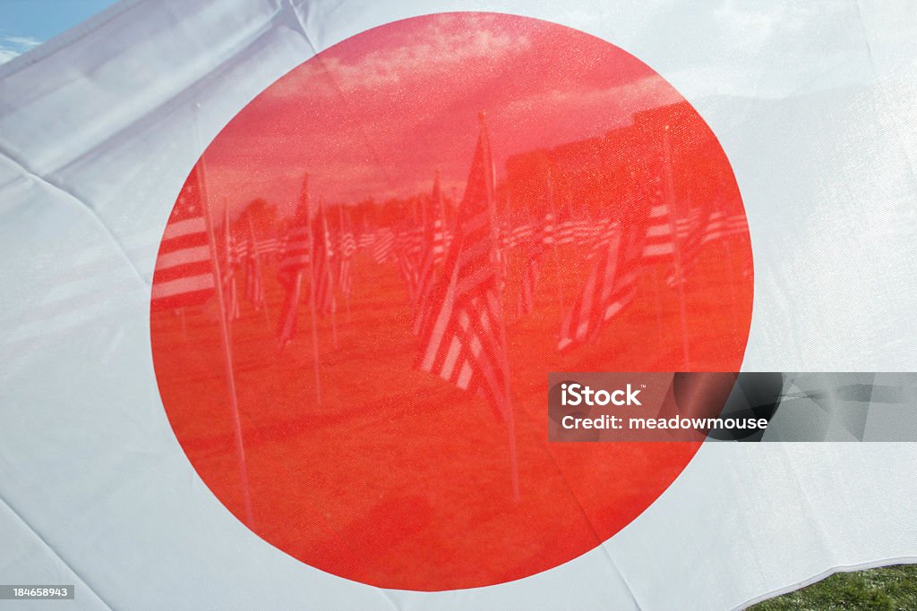 Amerykańskie flagi widoczny przez Czerwone koło Flaga Japonii - Zbiór zdjęć royalty-free (11 wrzesień 2001 r.)