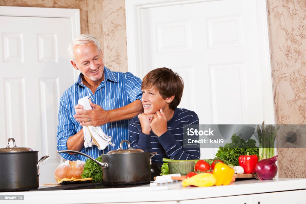 Vater und Teenager Sohn sprechen in der Küche - Lizenzfrei 14-15 Jahre Stock-Foto