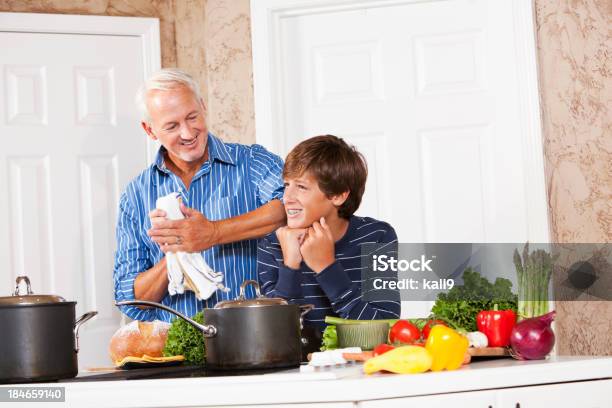 Vater Und Teenager Sohn Sprechen In Der Küche Stockfoto und mehr Bilder von 14-15 Jahre - 14-15 Jahre, 45-49 Jahre, Alleinerzieher