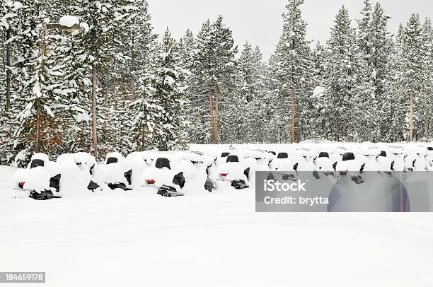 Snowmobiles Bajo La Nieve Foto de stock y más banco de imágenes de Actividad al aire libre - Actividad al aire libre, Aire libre, Blanco - Color