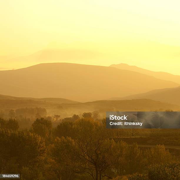 Photo libre de droit de Brume Matinale Couverture Arbre Et La Montagne banque d'images et plus d'images libres de droit de Arbre - Arbre, Aube, Automne