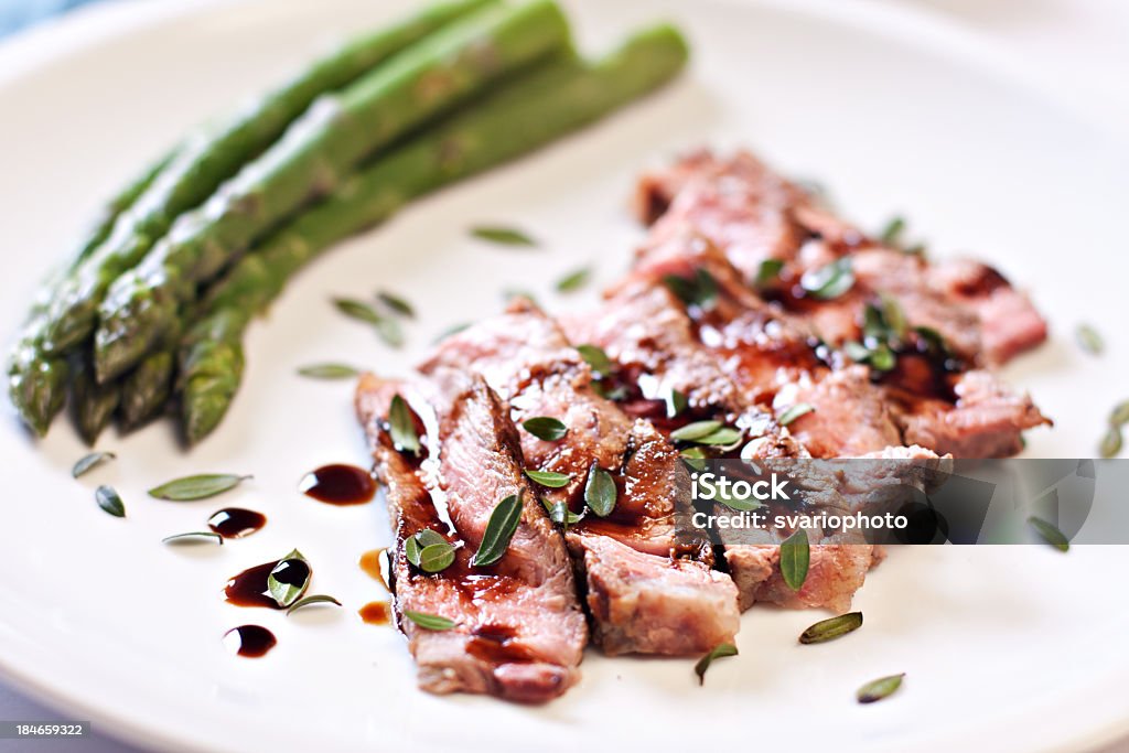 Tranches de steak avec asperges - Photo de Aliment libre de droits