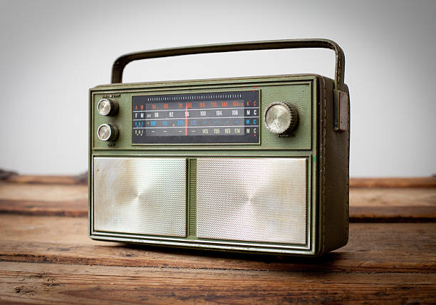 vintage verde radio portátil sentado en una mesa de madera - electrical equipment technology electronics household item fotografías e imágenes de stock