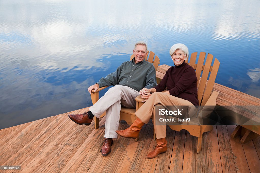 Anziana coppia seduta in acqua - Foto stock royalty-free di Donne