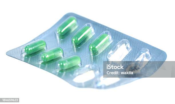 緑色白色の背景に使用される薬 - いっぱいになるのストックフォトや画像を多数ご用意 - いっぱいになる, カットアウト, カプセル剤
