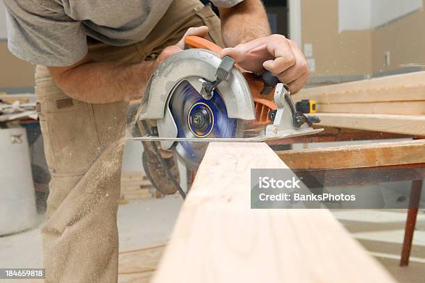 Kreissäge Schnitte Stollen Für Home Renovierung Der Stockfoto und mehr Bilder von Baustelle