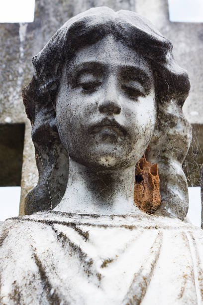 weatherd statue de la petite fille sur le devant - weatherd photos et images de collection