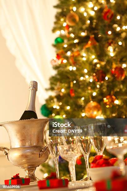 Natale Con Champagne - Fotografie stock e altre immagini di Bottiglia - Bottiglia, Brindisi - Evento festivo, Capodanno
